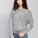Modny sweter o luźnym kroju
