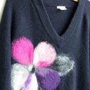 Granatowy sweter w serek z filcowanym kwiatem - ręcznie robiony oversize, rozmiar L