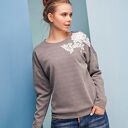 Delikatny sweter z ażurową dekoracją - szary i liliowy