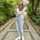 Kremowy wełniany z sweter z dodatkiem złotej nitki frędzle