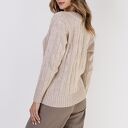 Beżowy sweter w warkoczowy wzór SWE316 MKM