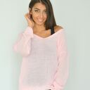 różowy sweter z dekoltem oversize