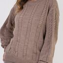 Sweter na jesień w warkoczowy wzór SWE323 mocca MKM