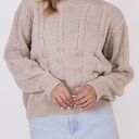 Sweter beżowy w warkoczowy wzór SWE323 MKM 