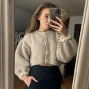 Kardigan Fleur marcepan kwiaty koronki falbanki ozdobne guziki