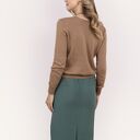 Dzianinowy sweter z dekoltem w serek - SWE345 mocca MKM