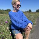 Kobaltowy sweter oversize z alpaki i jedwabiu