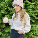 Kremowy wełniany z sweter z dodatkiem złotej nitki frędzle