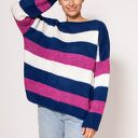 Oversize'owy sweter w paski damski SWE299 (kobalt/róż/ecru) MKM