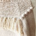 Kremowy wełniany z sweter z dodatkiem złotej nitki frędzle