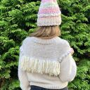 Kremowy wełniany z sweter z dodatkiem złotej nitki frędzle