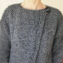 Asymetryczny, elegancki sweter handmade - kardigan z guzikiem