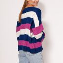 Oversize'owy sweter w paski damski SWE299 (kobalt/róż/ecru) MKM