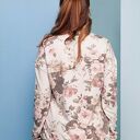 sweter z kwiatowym wzorem