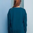 Sweter o prostym kroju
