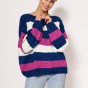 Oversize'owy sweter w paski damski SWE299 (kobalt/róż/ecru) MKM