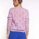 Różowy sweter ażurowy SWE267 z dekoltem w serek - kardigan z długim rękawem (MKM)