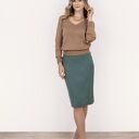 Dzianinowy sweter z dekoltem w serek - SWE345 mocca MKM