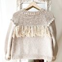 Kremowy wełniany z sweter z dodatkiem złotej nitki frędzle