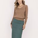 Dzianinowy sweter z dekoltem w serek - SWE345 mocca MKM