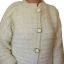 Prosty elegancki sweter-kardigan handmade kremowy z rękawami 3/4
