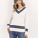 Sweter damski SWE304 w kolorach ecru, granat i niebieski - ozdobny dekolt w serek