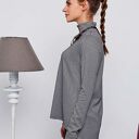 lekki sweter z golfem z dzianiny