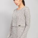 sweter o prostym kroju