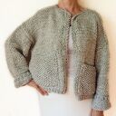 Krótki sweter ręcznie robiony na drutach oversize, rozpinany