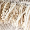 Kremowy wełniany z sweter z dodatkiem złotej nitki frędzle