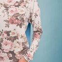 sweter z kwiatowym wzorem