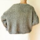 Krótki szary sweter oversize ręcznie robiony na drutach - kardigan narzutka