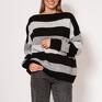 swetry: Oversize'owy sweter w paski - SWE299 czarny/szary/jasny szary MKM kolorowy