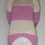 Bawełniany sweterek w kolorze cielisto - różowym z przedłużanym półokrągłym tyłem, rękaw 3/4. Dostępny w rozmiarach. Paski