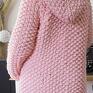 kardigan pale pink chunky swetry kaptur dziergany