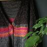 Swetry wykonane ręcznie zazwyczaj posiadają cechy, które je wyróżniają, ten konkretny to idealny wybór na jesień, kiedy chcemy nosić. Wełniany sweter