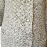 Ręcznie wykonany na drutach sweter o prostym, eleganckim kroju, z asymetryczną długością i kieszeniami. Dość gruby, ciepły. Swetry płaszcz