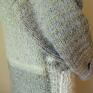 Ręcznie wykonany na drutach sweter, z ciepłej akrylowej włóczka typu "włochacz", na zapinany na 1 guzik przy szyi lub/i. Rozpinany