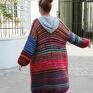 Swetry wykonane ręcznie zazwyczaj posiadają cechy, które je wyróżniają, ten konkretny to kolorowy i wesoły styl boho, idealny wybór. Wełniany sweter