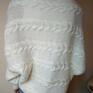 Julia Mazur swetry na drutach sweter w bieli warkocze narzutka
