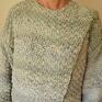 Ręcznie wykonany na drutach sweter, z dość ciepłej włóczki akrylowej, zapinany na 1 guzik przy szyi lub/i 1 środku długości