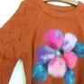 swetry: rudy sweter z filcowanym kwiatem r. S/M w kwiaty