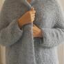 Z kolekcji "in the Cloud". Sweter wykonany ręcznie na drutach z najwyższej jakości włóczki z lekkim włoskiem. Swetry