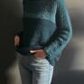 Sweterek wykonany na drutach z włóczki delikatnej i ciepłej. Sweter