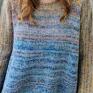 Sweterek wykonany na drutach z włóczki delikatnej i ciepłej. Na prezent