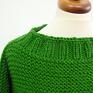 Sweter wykonany ręcznie, na drutach, z miękkiej włóczki akrylowej w zielonym kolorze. Rozmiar S/M. Wiosenny