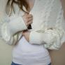 warkocze sweter narzutka w bieli na drutach swetry merino