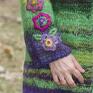 Unikatowy, wełniany sweter robiony na drutach, na rękawach haftowane kwiaty, Skład wełna 40%, moher 20%, akryl - 40 %. Dzianina