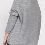 Oversize'owy olbrzym o asymetrycznym kroju - sweter, który przyciąga spojrzenie. Będzie najwygodniejszą rzeczą w Twojej szafie. Swetry luźny