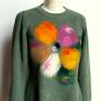 swetry: zielony sweter z filcowanym kwiatem - kwiaty z wzorem